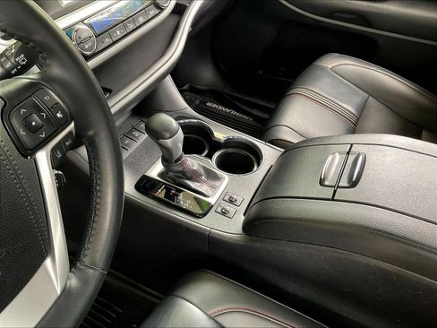 Used 2019 Toyota Highlander SE AWD/4WD image 18
