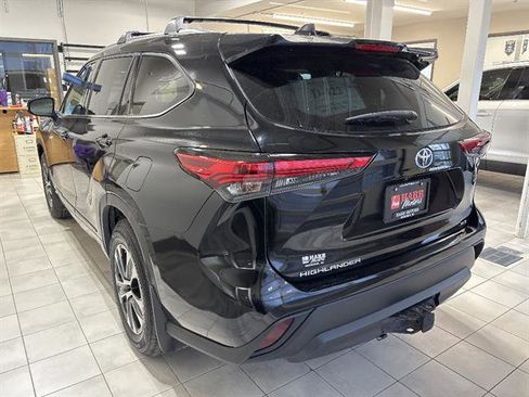 Used 2021 Toyota Highlander XLE AWD/4WD image 2