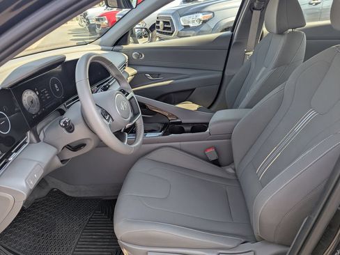 Used 2025 Hyundai Elantra SEL FWD image 26