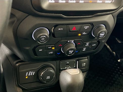 Used 2022 Jeep Renegade Latitude w/ Convenience Group AWD/4WD image 16