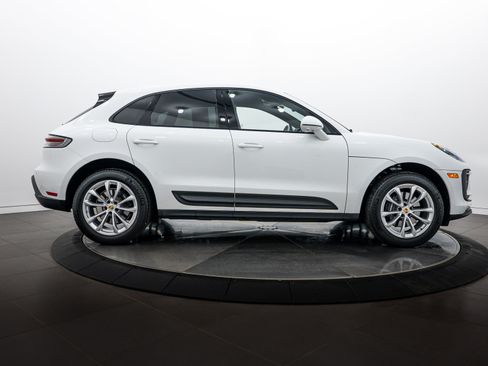 Certified 2026 Porsche Macan AWD/4WD image 8