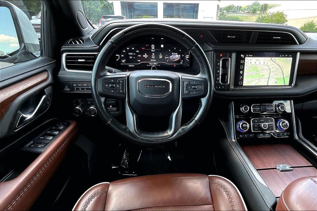 Used 2023 GMC Yukon XL Denali Ultimate AWD/4WD image 10