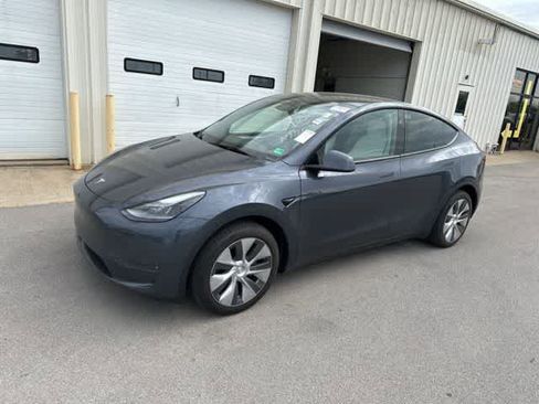 Used 2023 Tesla Model Y Long Range image 11