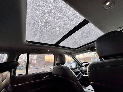 Used 2023 Jeep Grand Cherokee Limited w/ Luxury Tech Group II image 17