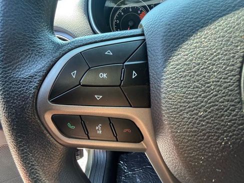 Used 2019 Jeep Cherokee Latitude w/ Popular Appearance Group AWD/4WD image 12