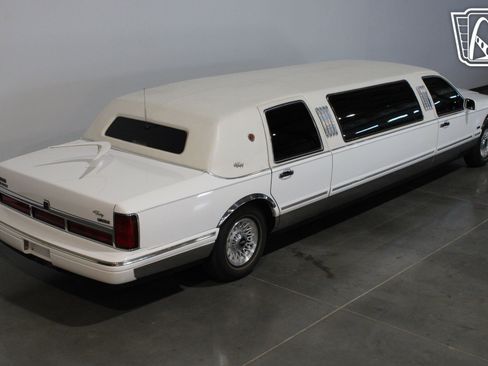 Used 1996 Lincoln Town Car Executive image 25
