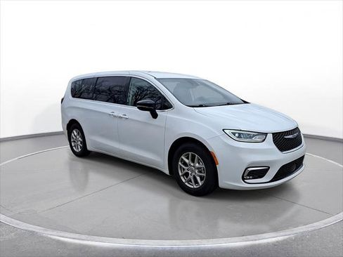 Used 2024 Chrysler Pacifica Touring-L image 2