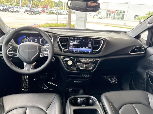 Used 2025 Chrysler Pacifica Select FWD image 17