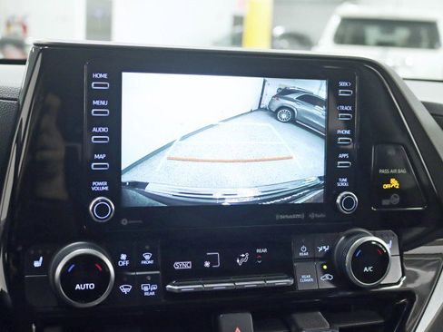 Used 2020 Toyota Highlander XLE image 18