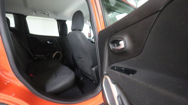 Used 2015 Jeep Renegade Latitude FWD image 11