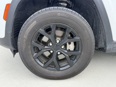 Used 2024 Jeep Grand Cherokee Altitude RWD image 9