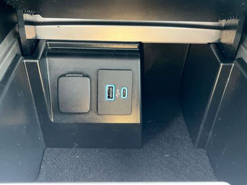 Used 2023 Ford Explorer XLT w/ Equipment Group 202A AWD/4WD image 31