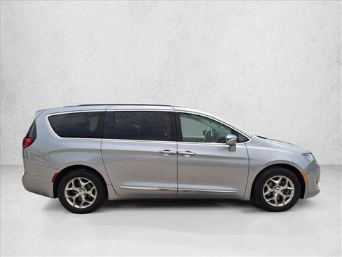Used 2018 Chrysler Pacifica Limited w/ Advanced Safetytec Group FWD image 4