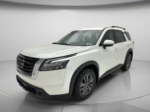 Used 2024 Nissan Pathfinder SV AWD/4WD image 3