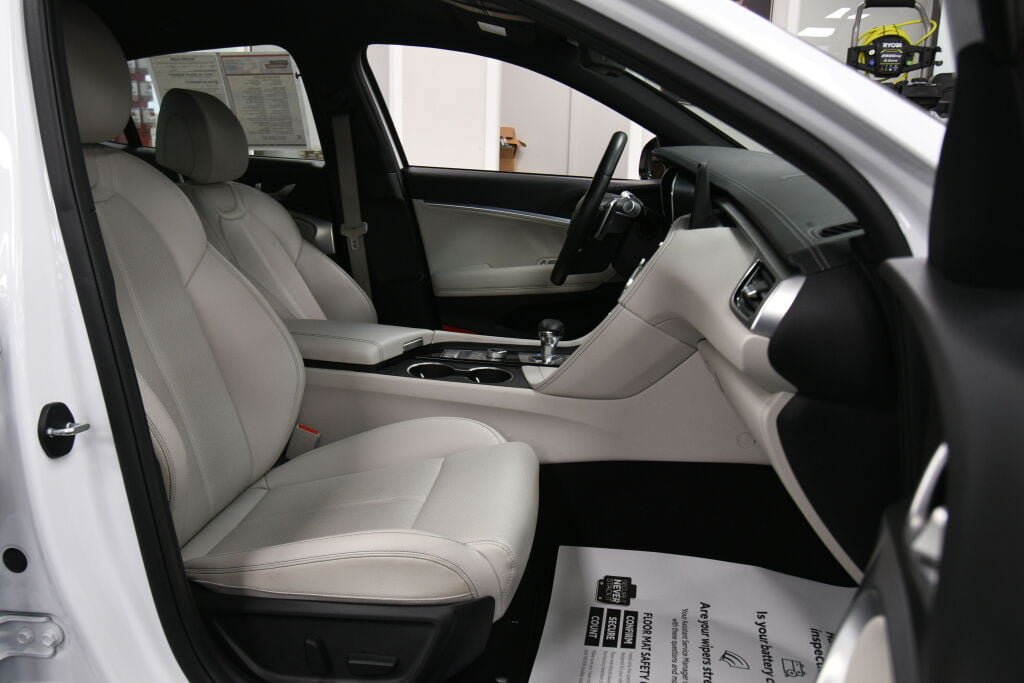 Used 2025 Genesis G70 2.5T image 26