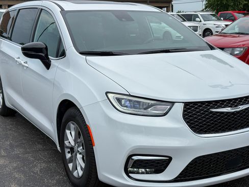 Used 2026 Chrysler Pacifica Limited FWD image 3