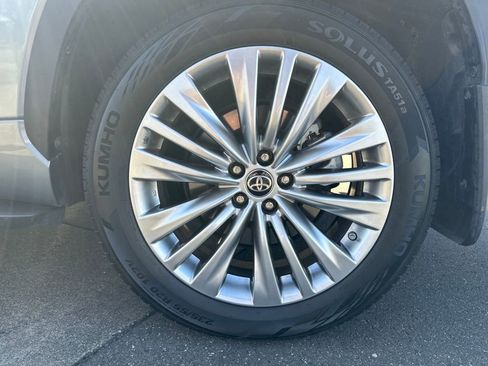 Used 2024 Toyota Highlander Platinum image 30