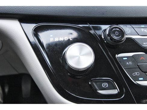 Used 2023 Chrysler Pacifica Touring-L FWD image 28
