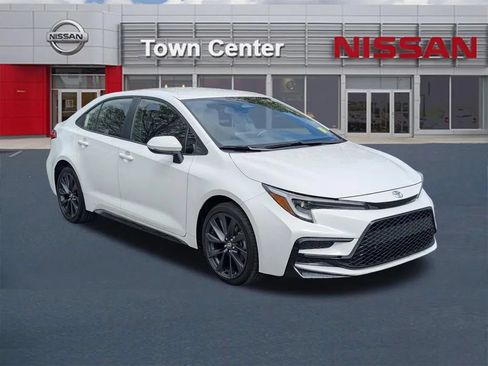 Used 2023 Toyota Corolla SE FWD image 2