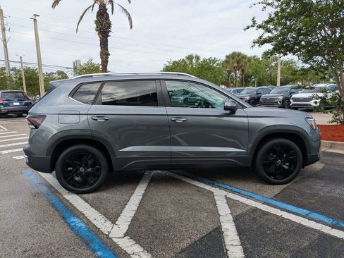 Used 2025 Volkswagen Taos SE w/ Panoramic Sunroof Package image 7