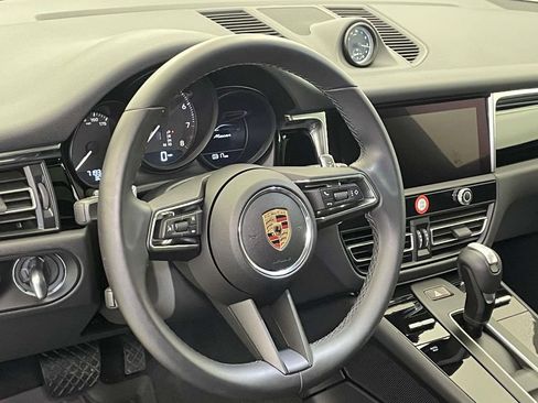 Certified 2025 Porsche Macan AWD/4WD image 4