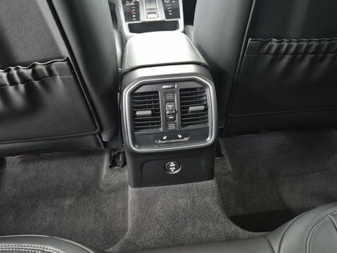 Certified 2023 Porsche Macan S AWD/4WD image 19