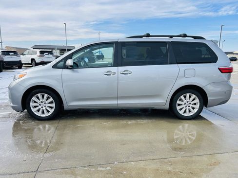 Used 2016 Toyota Sienna XLE Premium image 35