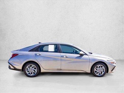 Used 2024 Hyundai Elantra SEL FWD image 4