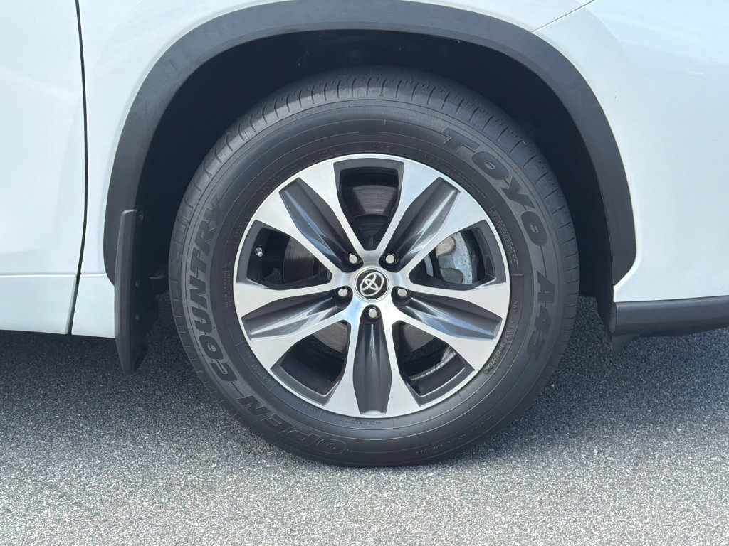 Used 2023 Toyota Highlander XLE FWD image 14