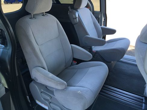 Used 2020 Toyota Sienna LE w/ Carpet Mat Package FWD image 29