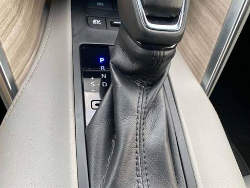 Used 2022 Toyota Venza LE image 15