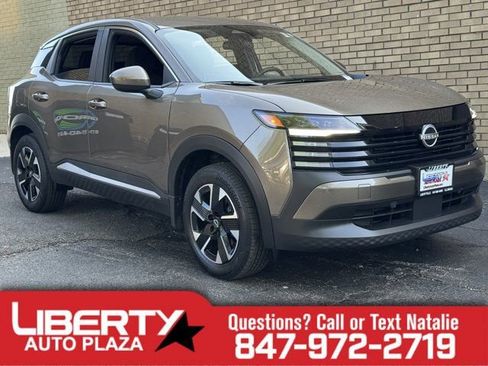 Used 2025 Nissan Kicks SV AWD/4WD image 1