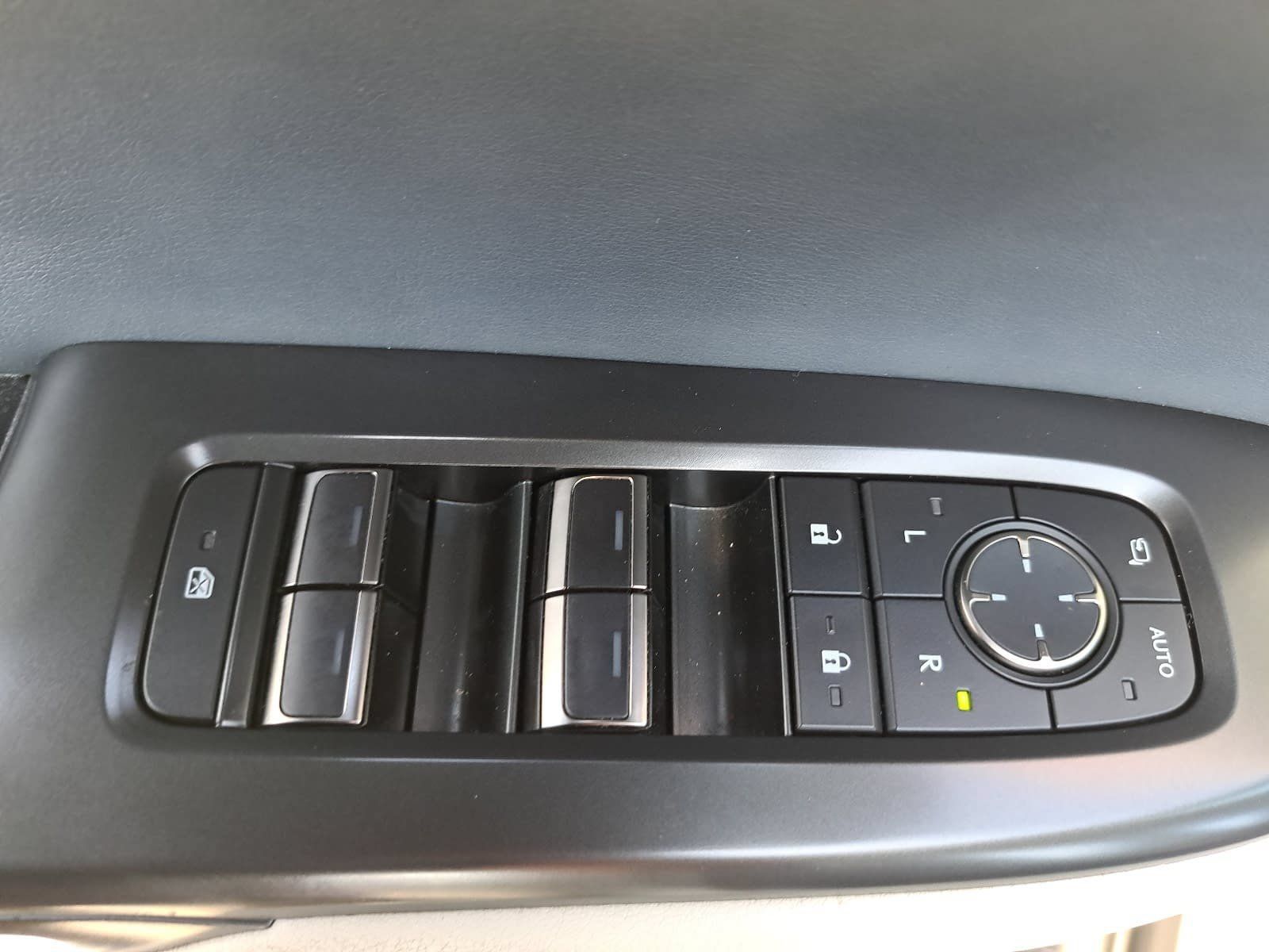 Used 2023 Lexus RZ 450e Premium w/ Technology Package AWD/4WD image 31