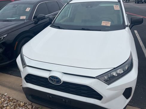 Used 2021 Toyota RAV4 LE AWD/4WD image 2