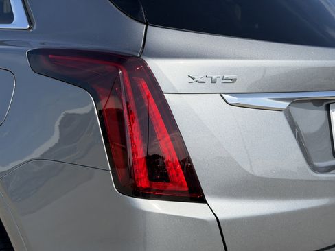 Certified 2025 Cadillac XT5 Luxury image 9