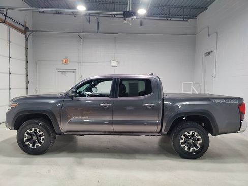 Used 2018 Toyota Tacoma TRD Off-Road w/ TRD Premium Off Road Package AWD/4WD image 24