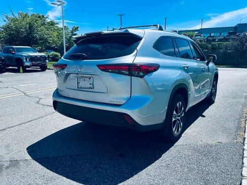 Used 2022 Toyota Highlander XLE AWD/4WD image 4