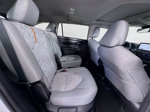 Used 2023 Toyota Highlander Bronze Edition image 31