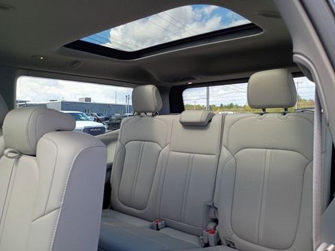Used 2024 Jeep Wagoneer 4WD w/ Premium Group I image 21