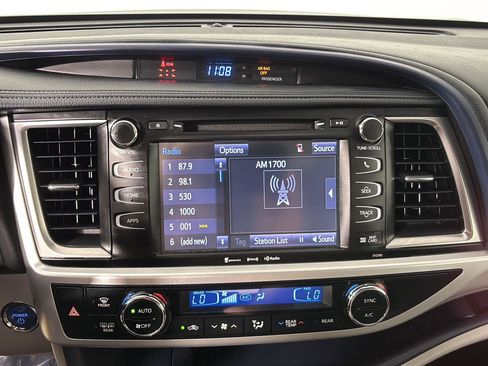 Used 2019 Toyota Highlander XLE AWD/4WD image 34