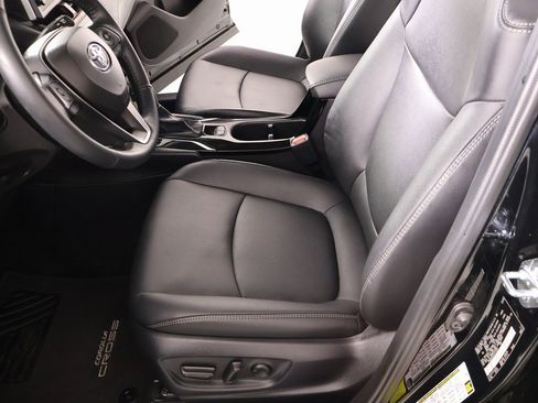 Used 2025 Toyota Corolla Cross XLE image 11