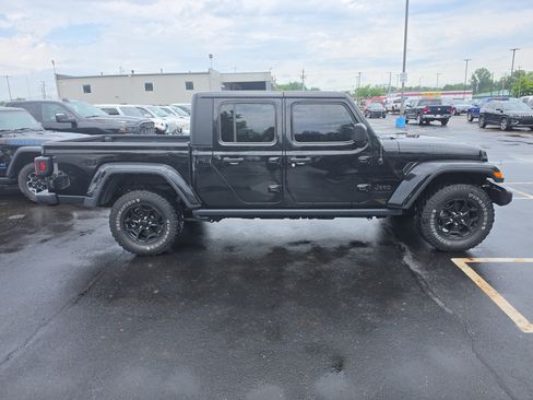 Used 2022 Jeep Gladiator Sport AWD/4WD image 2