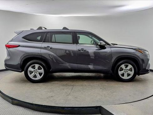 Used 2021 Toyota Highlander L image 9
