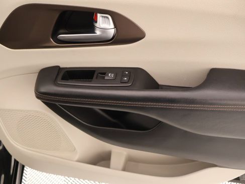 Used 2017 Chrysler Pacifica Touring-L Plus w/ Advanced Safetytec Group FWD image 19