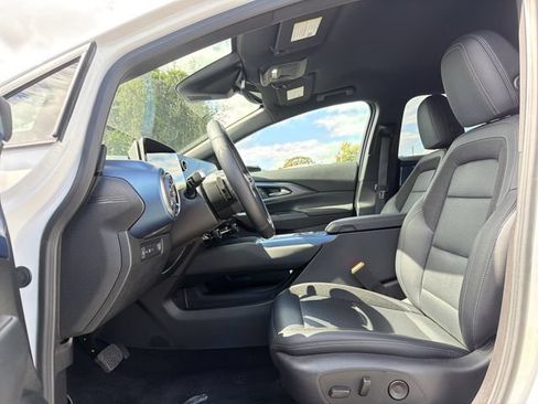 Certified 2025 Chevrolet Equinox EV LT w/ Convenience Package FWD image 13