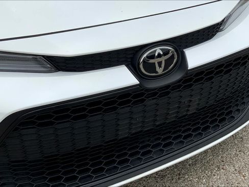 Used 2022 Toyota Corolla LE FWD image 28