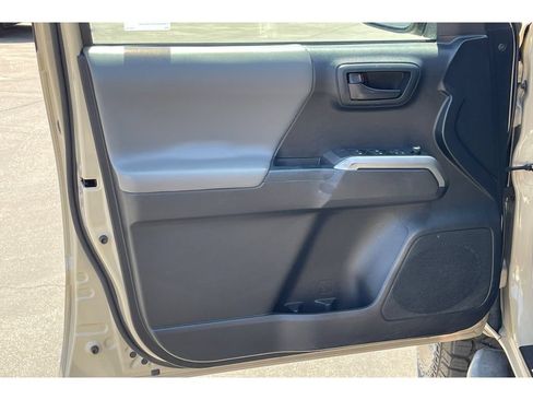 Used 2018 Toyota Tacoma SR5 RWD image 12