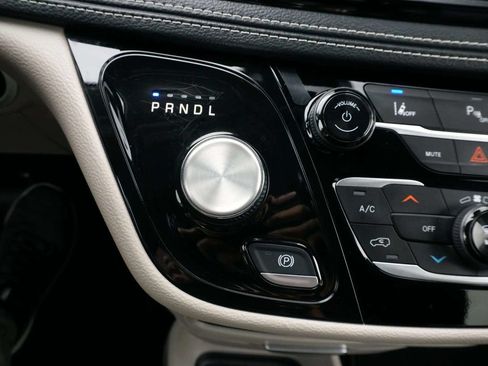 Used 2023 Chrysler Pacifica Touring-L FWD image 26