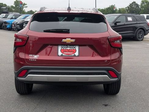 Used 2025 Chevrolet Trax LT w/ LT Convenience Package FWD image 6