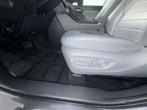 Used 2023 Toyota Highlander XLE AWD/4WD image 14